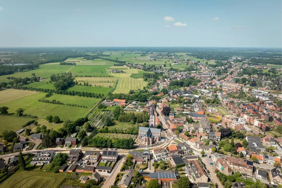 groep collega's kijken samen naar resultaten